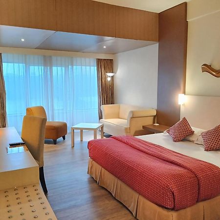 Lux Tychi Hotel Malang Exterior foto